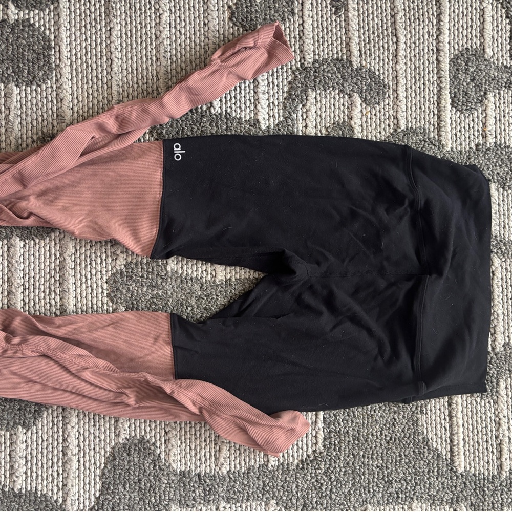 ALO Yoga Black/ Dusty Rose Goddess Leggings - Picture 2 of 3